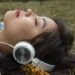 jeune fille écoute de la musiqe